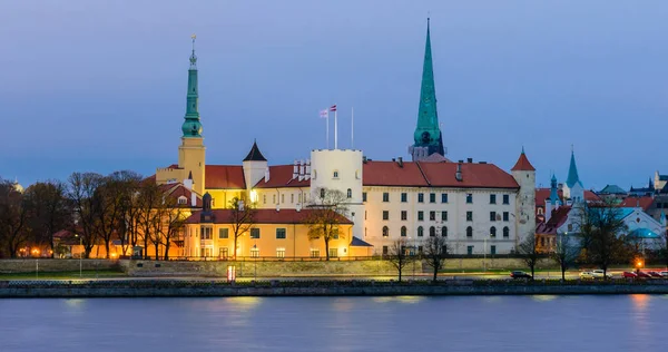 Riga, Letonya - 17 Ekim 2019 Letonya gezisi. Riga Kalesi, Letonya Başkanı 'nın ikametgahıdır. Güzel gece manzarası