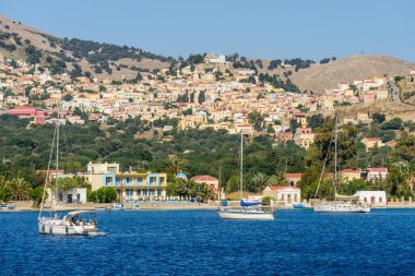Suriye Adası, Dodecanese Adaları, Yunanistan - 18 Mayıs 2016: Geleneksel mimarisi olan pitoresk Yunan köyü Pedi