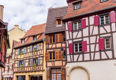 Colmar, Alsace, Fransa - 3 Mayıs 2019: Fransa gezisi. Colmar 'ın eski kasabası Petite Venice Mahallesi' ndeki şaşırtıcı renkli geleneksel yarı keresteli evler.