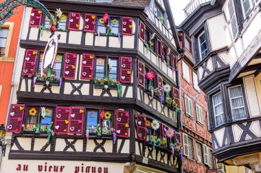 Colmar, Alsace, Fransa - 3 Mayıs 2019: Fransa gezisi. Colmar 'ın eski kasabası Petite Venice Mahallesi' ndeki şaşırtıcı renkli geleneksel yarı keresteli evler.