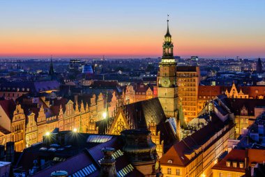 Polonya 'yı gezmek. Wroclaw şehri, güzel hava gece manzarası.. 