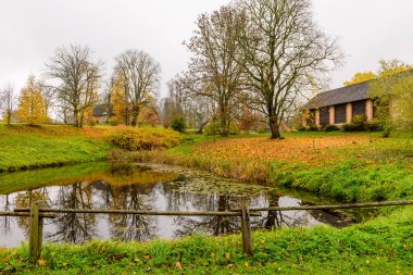 Letonya kırsalında. Gauja Ulusal Parkı, Sigulda, Letonya 'da güzel bir sonbahar manzarası