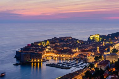 Hırvatistan 'ı gezmek. Hırvatistan 'ın eski Dubrovnik kentinin güzel gün batımı manzarası