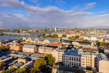 Riga, Letonya - 5 Ekim 2019 Letonya gezisi. Sonbaharda Riga şehrinin güzel hava manzarası.