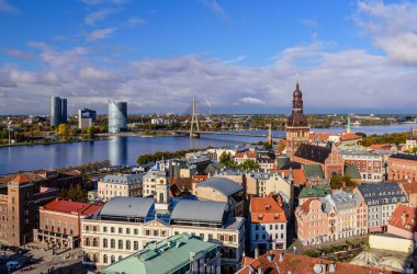 Riga, Letonya - 5 Ekim 2019 Letonya gezisi. Sonbaharda Riga şehrinin güzel hava manzarası.