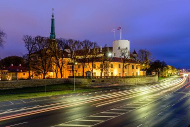 Letonya 'yı gezmek. Riga Kalesi, Letonya Başkanı 'nın ikametgahıdır. Güzel gece manzarası