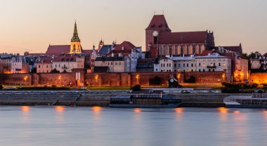 Torun, Polonya - 10 Ekim 2019: Polonya turu. Torun 'un eski kasabası ve Vistula Nehri' nin gece manzarası. Polonya 'daki UNESCO dünya mirası