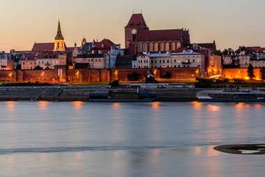 Torun, Polonya - 10 Ekim 2019: Polonya turu. Torun 'un eski kasabası ve Vistula Nehri' nin gece manzarası. Polonya 'daki UNESCO dünya mirası