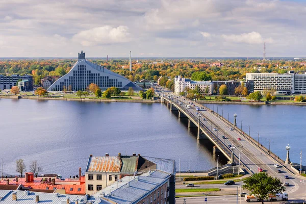 拉脱维亚里加 2019年10月5日 秋天拉脱维亚国家图书馆和多加瓦河美景 — 图库照片