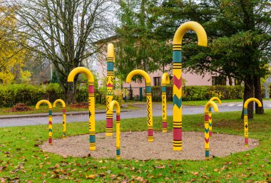 Sigulda, Letonya - 18 Ekim 2019: Letonya gezisi. Cane Park, Sigulda şehrinde popüler bir turistik merkezdir.