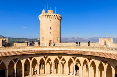 Mallorca Adası, Balearic Adaları, İspanya - 3 Ocak 2019: Mallorca manzarası. Bellver Şatosu - popüler bir mimari ve turistik ilgi merkezi