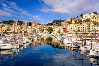 Mallorca Adası, Balearic Adaları, İspanya - 4 Ocak 2019: Soller kasabasında balıkçı tekneleri bulunan pitoresk liman