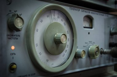 Close-up ayrıntı laboratuvar elektronik osilatör aparatı ve ölçüm cihazı