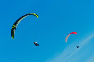 Tomsk, Sibirya, Rusya mavi gökyüzünde uçan paraşüt ile çevrelendiği