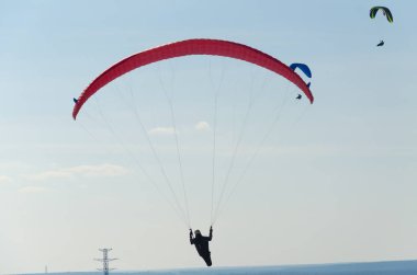 Tomsk, Sibirya, Rusya mavi gökyüzünde uçan paraşüt ile çevrelendiği