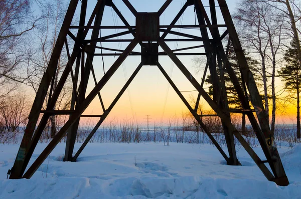 Blick Durch Strommasten Bei Verschneiter Landschaft Bei Sonnenuntergang — Stockfoto