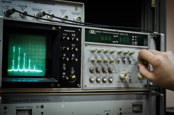 Osiloskop kullanan kişi, yakın-laboratuvar Elektrik ölçüm cihazları ve ölçüm instrume 