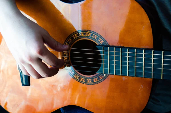 Primer Plano Persona Que Toca Guitarra Clásica —  Fotos de Stock