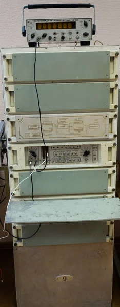 研究室電気測定装置とビンテージ コンピュータ サーバー — ストック写真