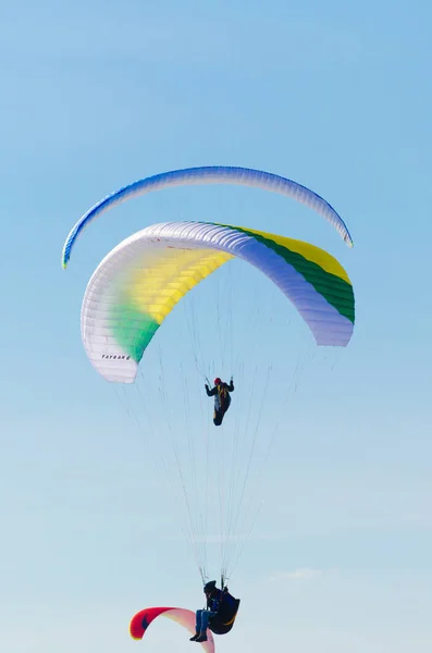 Paraglidisty Létání Modré Obloze Dne — Stock fotografie