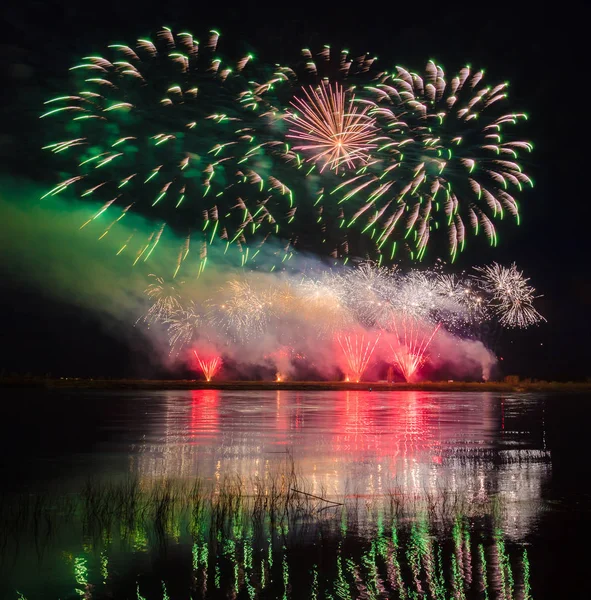 Multicolor Fyrverkerier Exploderar Himlen Natten Över Sjön — Stockfoto