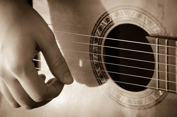 Primer Plano Persona Que Toca Guitarra Clásica —  Fotos de Stock