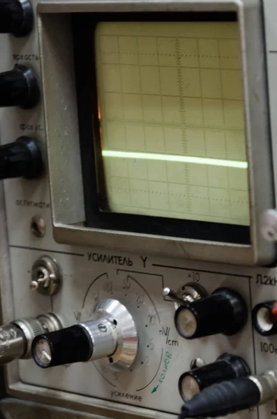 示波器的详细特写 实验室电气测量仪器和测量仪器 — 图库照片