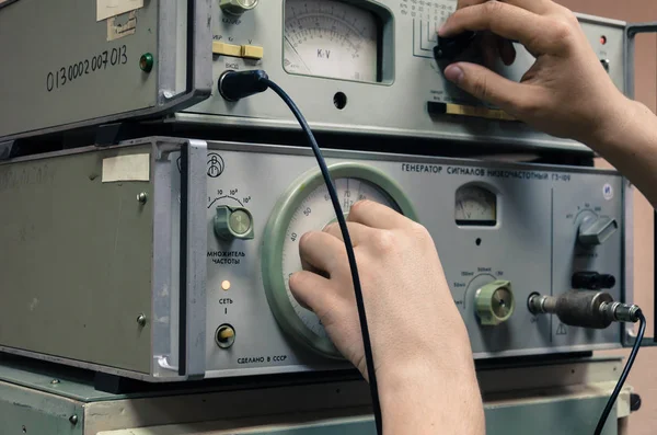 Osiloskop kullanan kişi, yakın-laboratuvar Elektrik ölçüm cihazları ve ölçüm instrume 