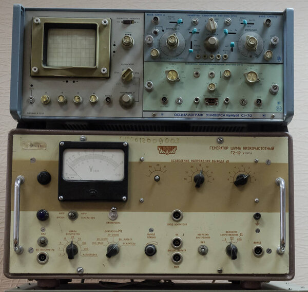 Laboratory electronic oscillator apparatus and oscilloscope measuring instrument