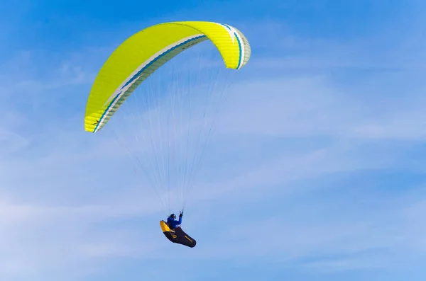 Paraglider Flying Blue Sky Daytime — Stock Photo, Image