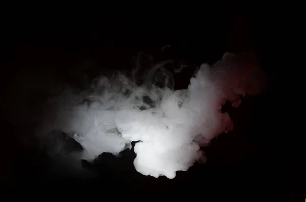 Siyah arkaplanda beyaz duman bulutu 