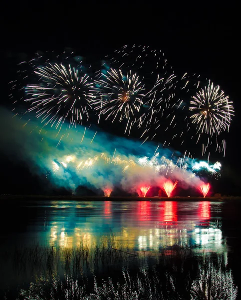 Multicolor Fyrverkerier Exploderar Himlen Natten Över Sjön — Stockfoto