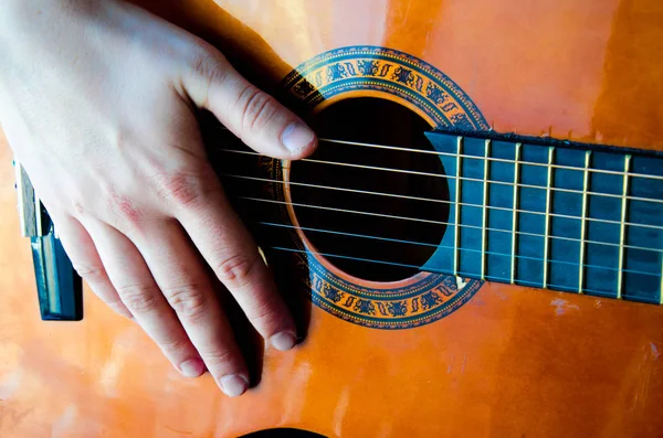 Primer Plano Persona Que Toca Guitarra Clásica —  Fotos de Stock