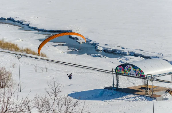 Parapendio Con Paracadute Sorvolando Paesaggio Innevato Tomsk Siberia Russia — Foto Stock