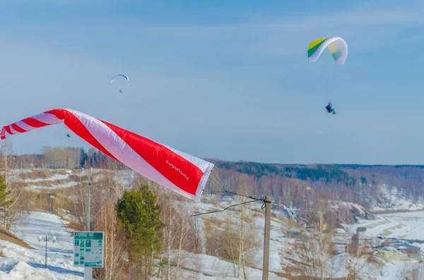 Kluzáky Padákem Létání Nad Sníh Zahrnuty Krajina Tomsku Sibiř Rusko — Stock fotografie