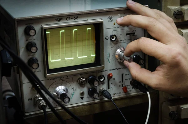 Close Pessoa Usando Osciloscópio Laboratório Aparelho Medição Elétrica Instrumento Medição — Fotografia de Stock