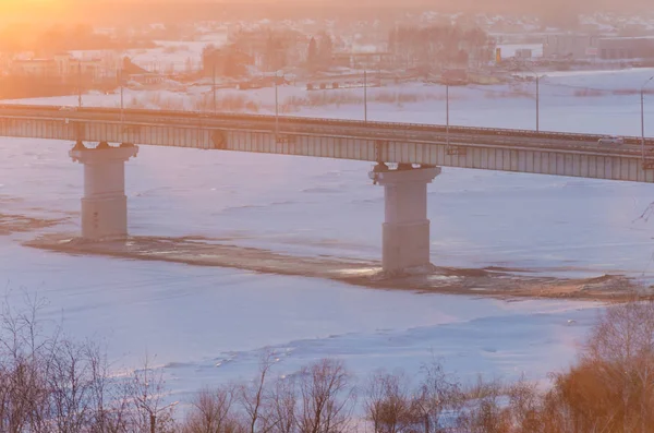 Costruzione Ponti Sul Fiume Ghiacciato Inverno Paesaggio Urbano Luce Soffusa — Foto Stock