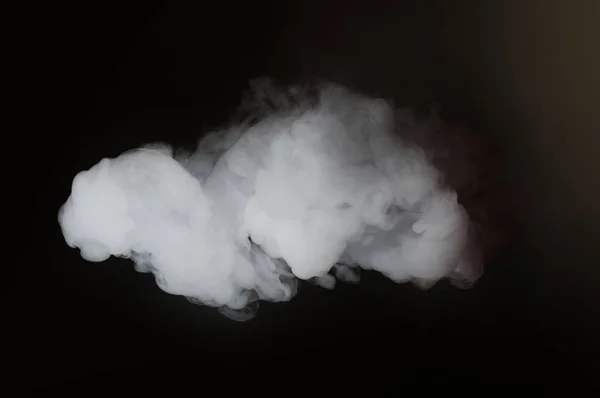 Siyah arkaplanda beyaz duman bulutu 