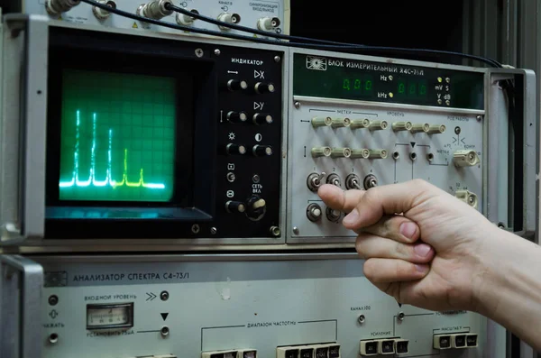 Primer Plano Persona Que Utiliza Aparato Medición Eléctrica Del Osciloscopio —  Fotos de Stock