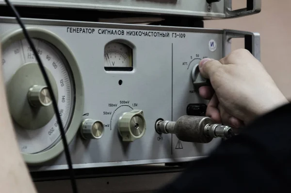 Nahaufnahme Der Person Mit Oszilloskop Labor Elektrische Messgeräte Und Messinstrumente — Stockfoto