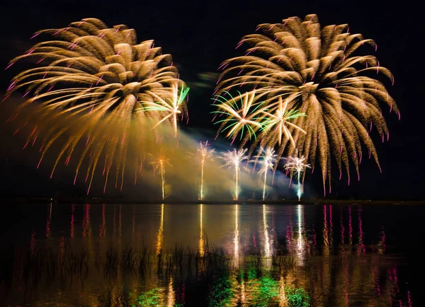 Gece gökyüzünde çok renkli havai fişek