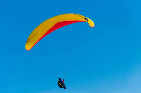 Parapente Voando Céu Azul Durante Dia — Fotografia de Stock