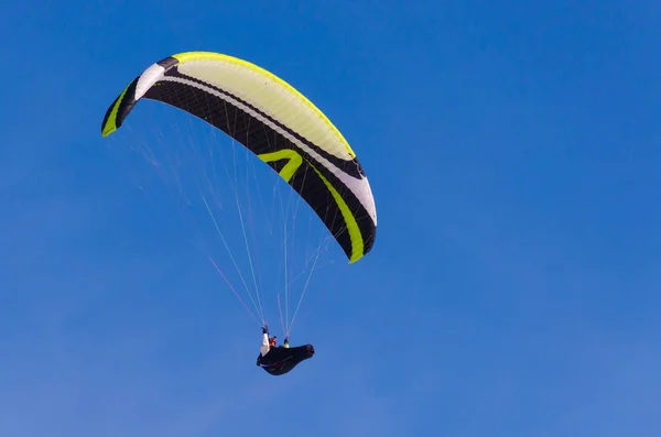 Paraglider Flying Blue Sky Daytime — Stock Photo, Image