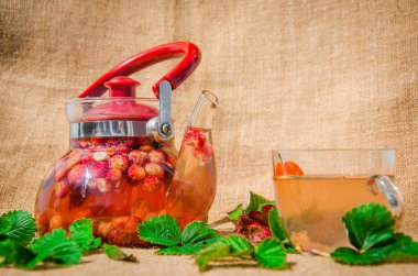 Yabani çilekli sağlıklı yaz çayı.