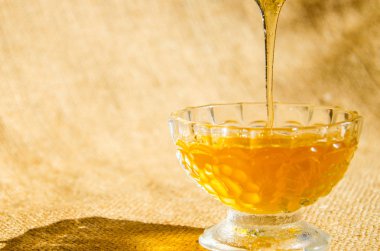 Cam kasede servis edilen tatlı balın yakın görüntüsü