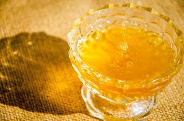 Cam kasede servis edilen tatlı balın yakın görüntüsü