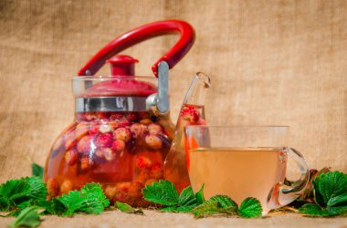 Yabani çilekli sağlıklı yaz çayı.