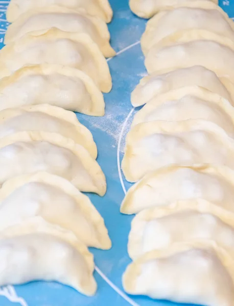 Close View Van Handgemaakte Dumplings Blauwe Rubberen Servet — Stockfoto