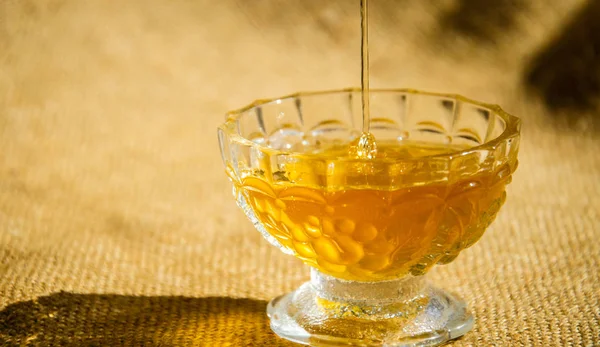 Cam kasede servis edilen tatlı balın yakın görüntüsü