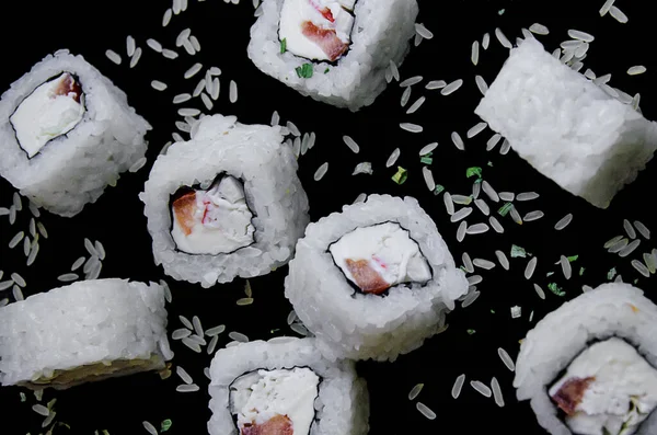 Fliegender Weißer Sushi Alakka Mit Reis Auf Schwarzem Hintergrund Nahaufnahme — Stockfoto